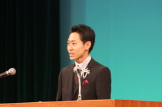 新成人代表あいさつをする安村さんの写真
