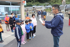 ３人が同じ大きさで並びました。