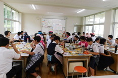 食改さんと生徒で食事する写真