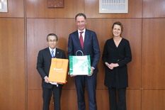 オランダ総領事夫妻と副市長の写真