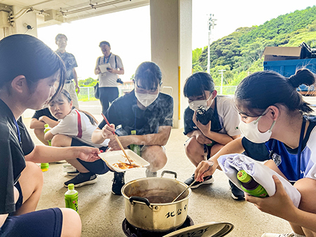 災害時ボランティア養成講座を受講する高校生の写真