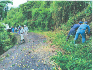 緩衝帯を整備する市民の皆さん(宝亀地区)