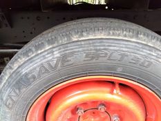 左後輪タイヤ