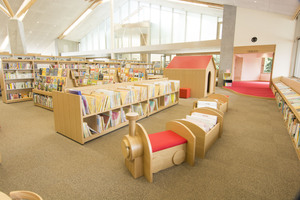 図書館+子どもの本のコーナー