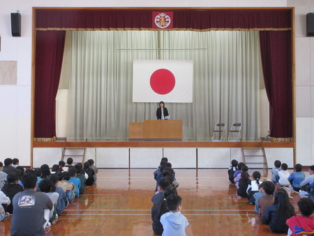 校長先生がお話しされています。