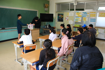 ６年生による読み聞かせ