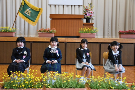 入学式の新入生4名の写真