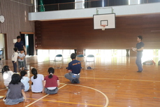 海におぼれた人にペットボトルを投げて助けます
