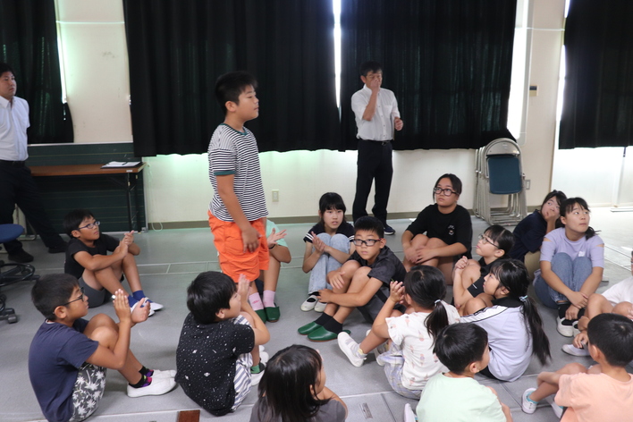 子どもが発表している